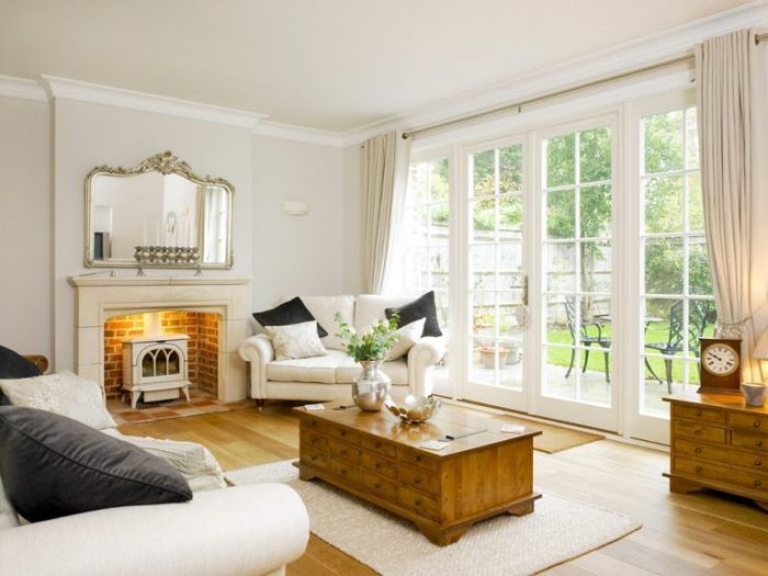 How to decorate living room with french doors