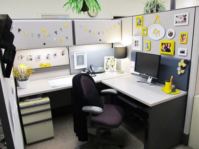 How to decorate the office desk