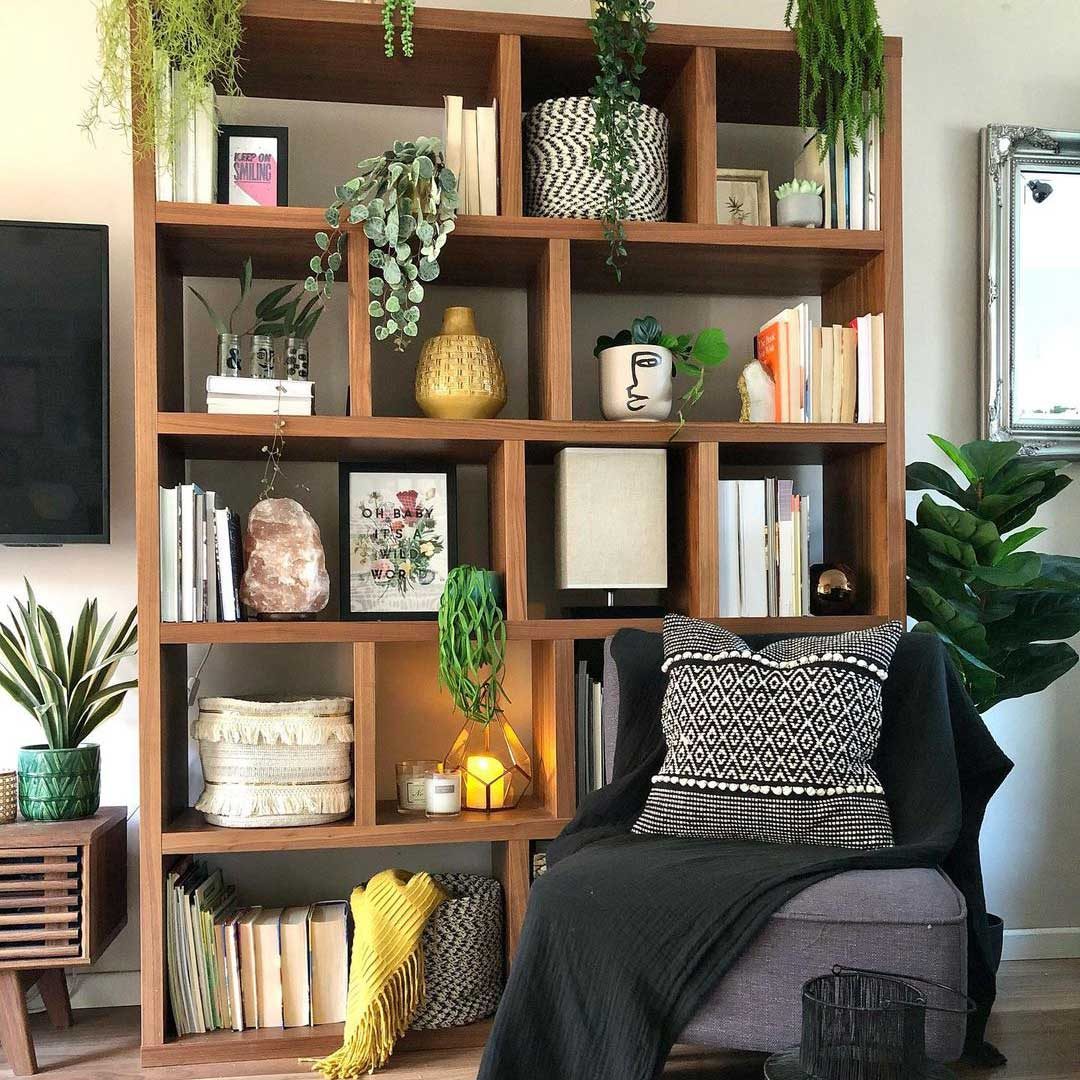 How to decorate small shelves in living room