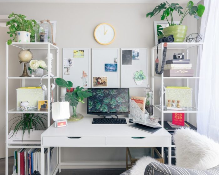 How to decorate room desk